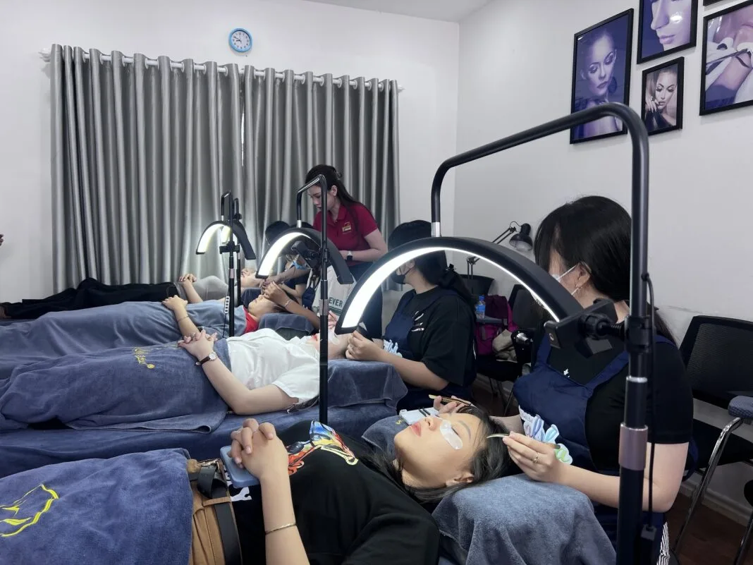 Khóa học mi nâng cao tại World Nail Alpha