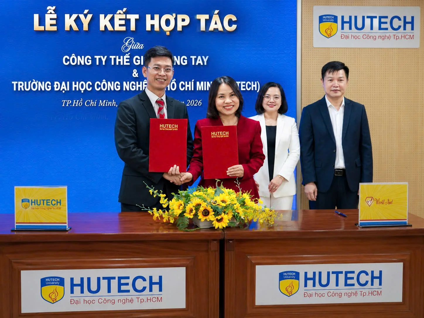  Đại diện HUTECH và Công ty Thế Giới Móng Tay rạng rỡ ký kết thỏa thuận hợp tác