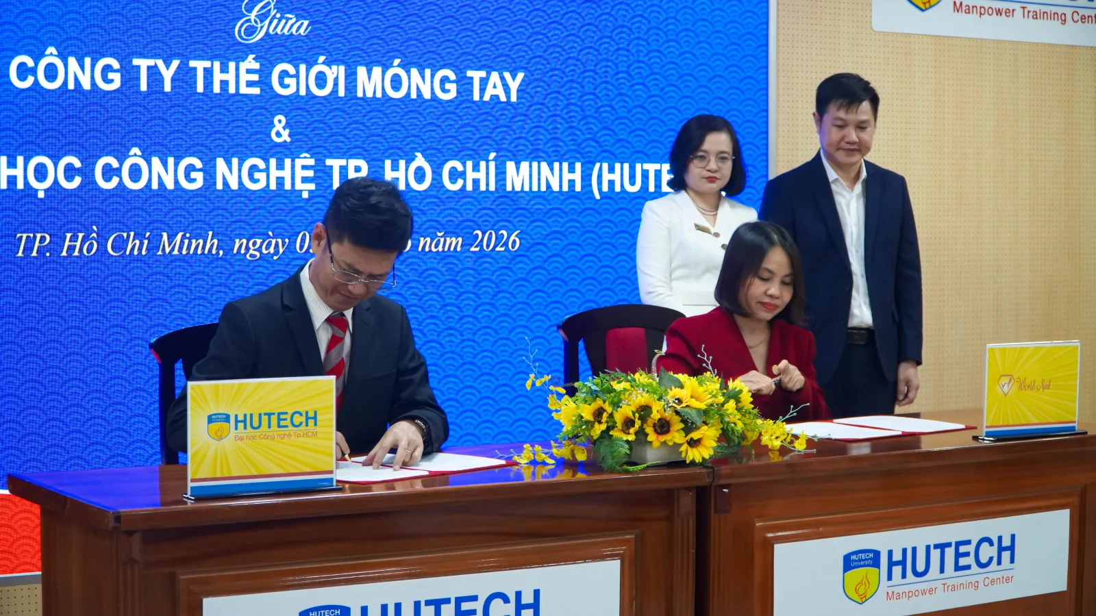  Đại diện Trường Đại học HUTECH và Công ty Thế Giới Móng Tay rạng rỡ ký kết thỏa thuận hợp tác