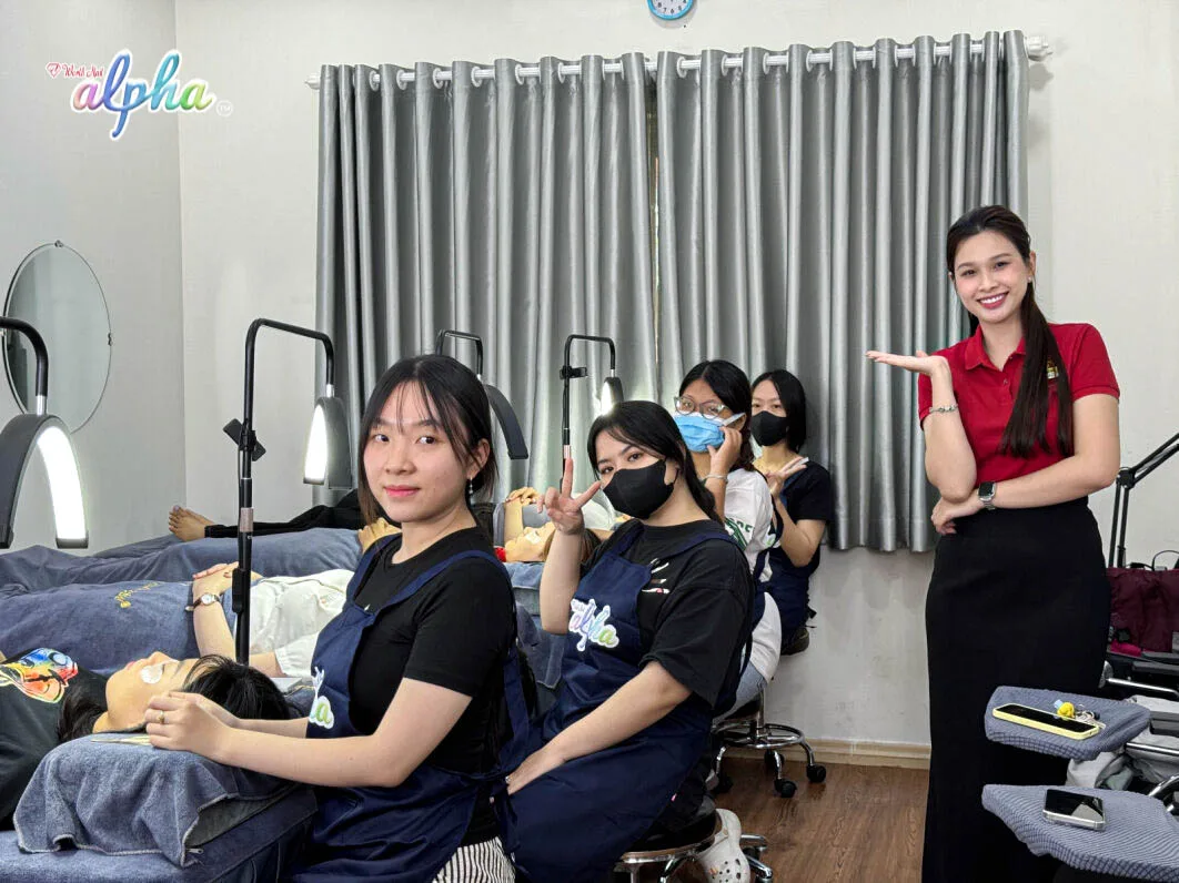Lớp học nối mi tại World Nail Alpha